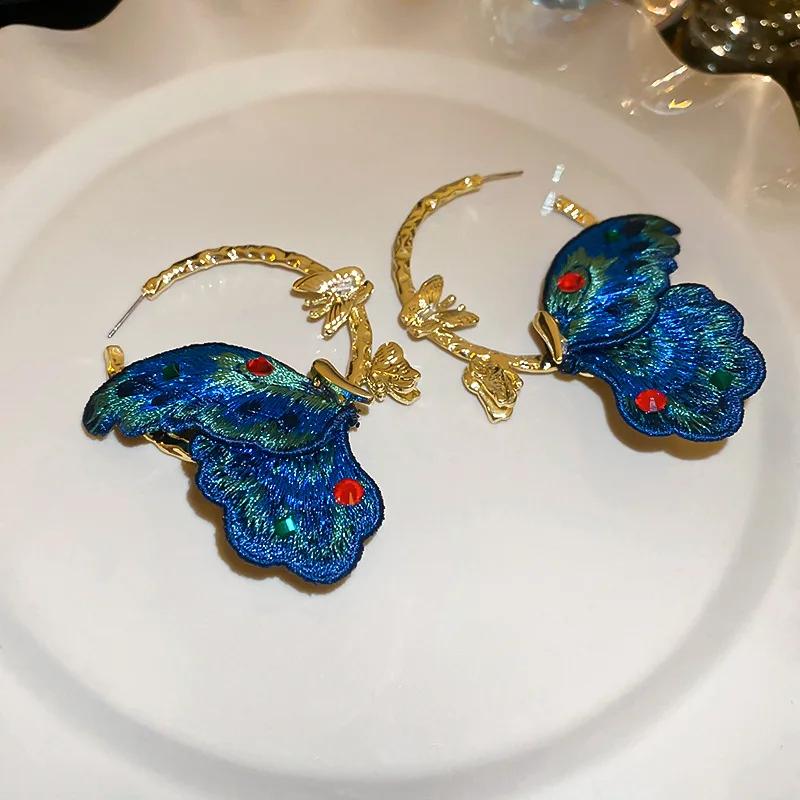 Женские серьги с вышивкой в виде синей бабочки