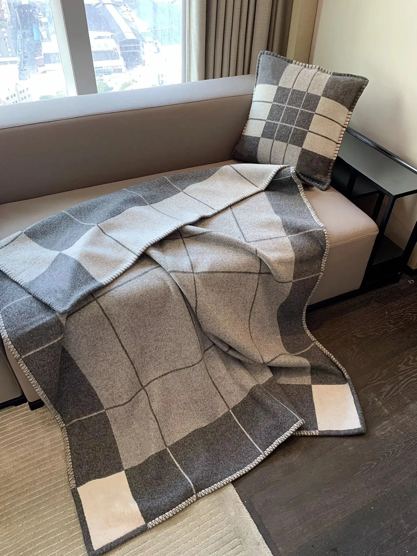 

European and American nobles luxury thickening Grey H blanket shawl scarf thick air conditioning sofa 1520 g H blanket