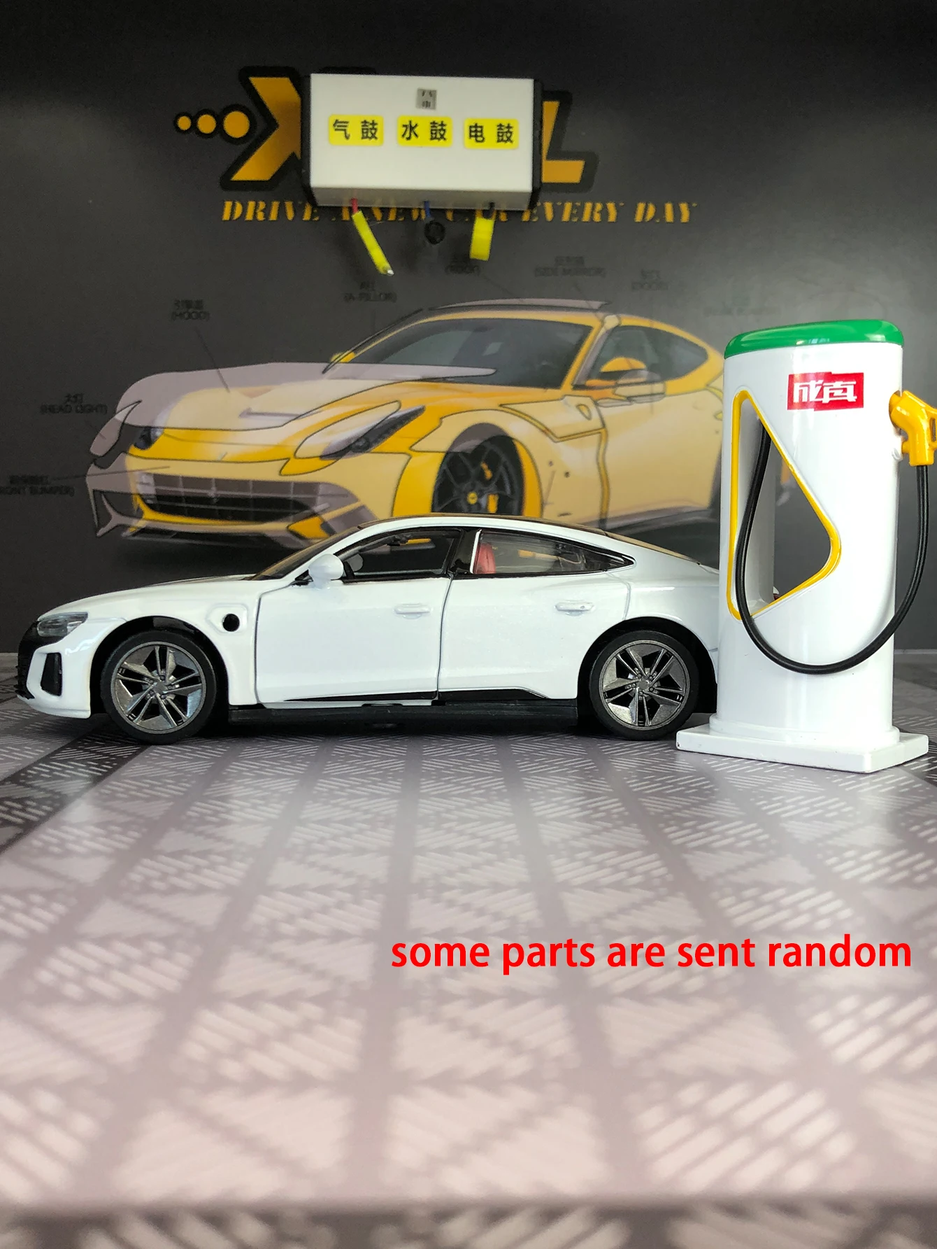 Фото Модель автомобиля Audi RS e-tron GT в масштабе 1:36, декор из цинкового сплава, коллекционный подарочный автомобиль. №3
