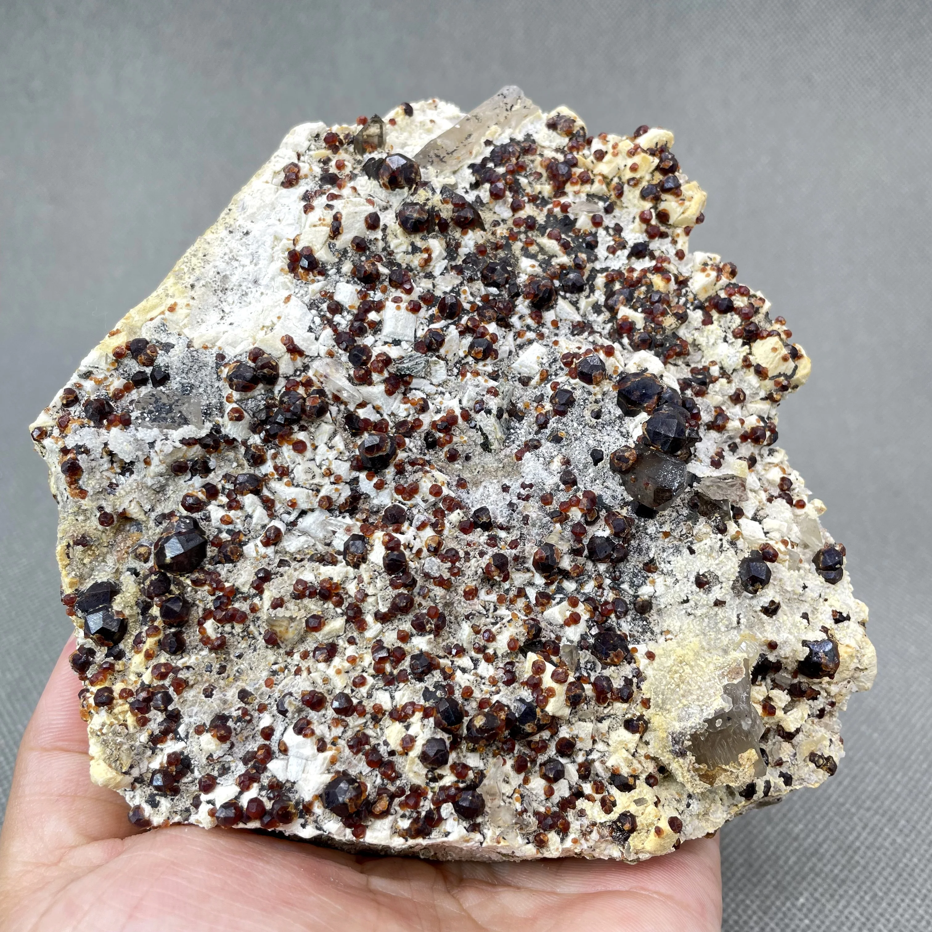 

NEW! 615g natural florescent garnet and tea crystal symbiosis mineral specimen stones and crystals healing crystals quartz