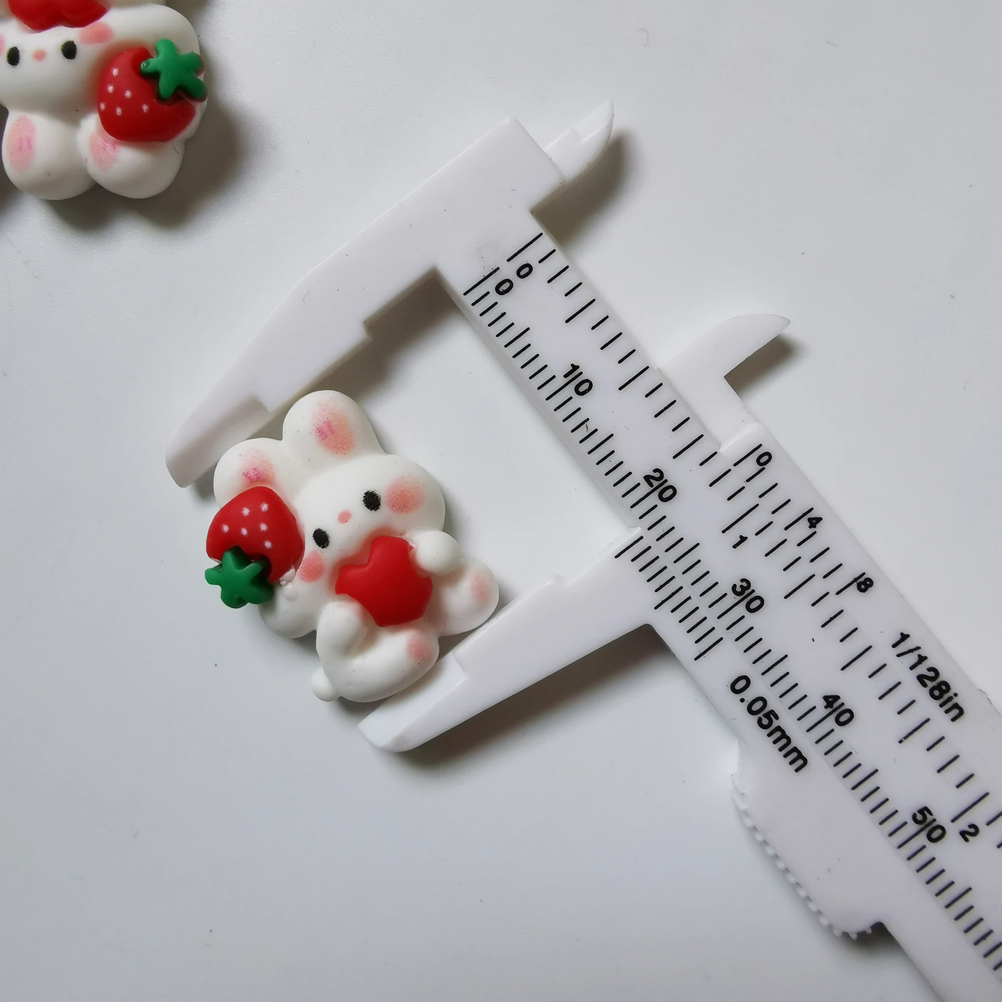 100-500 шт. женские акриловые украшения в виде клубники 16-23 мм