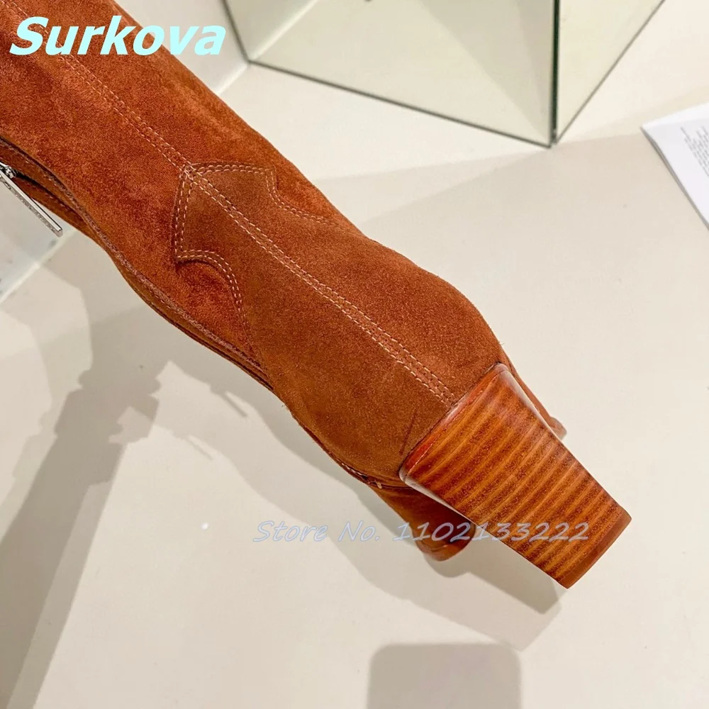 Замшевые ботфорты с острым носком на высоком квадратном каблуке и боковой