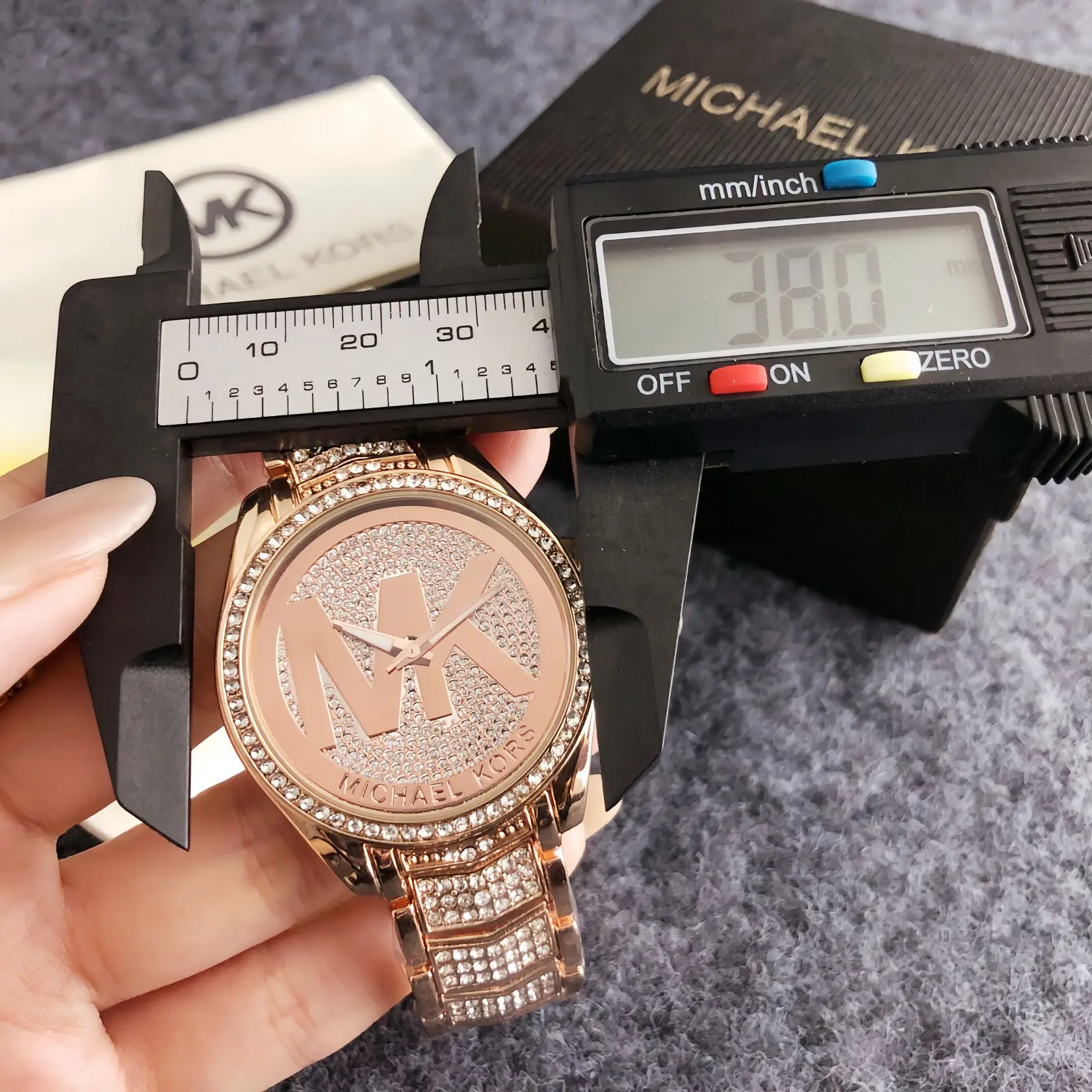 Фото Женские кварцевые часы Michael Kors: элегантные, инкрустированные бриллиантами, роскошные, из сплава, с таймером, подарок для женщин, стильный деловой дизайн №4