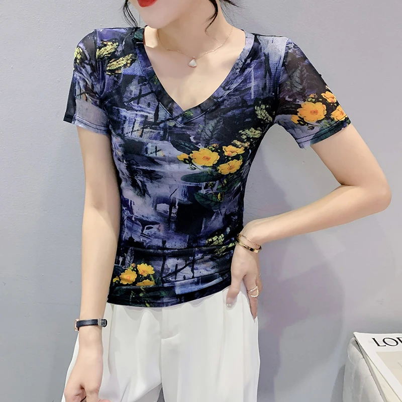 

Женская футболка с коротким рукавом, V-образным вырезом и принтом