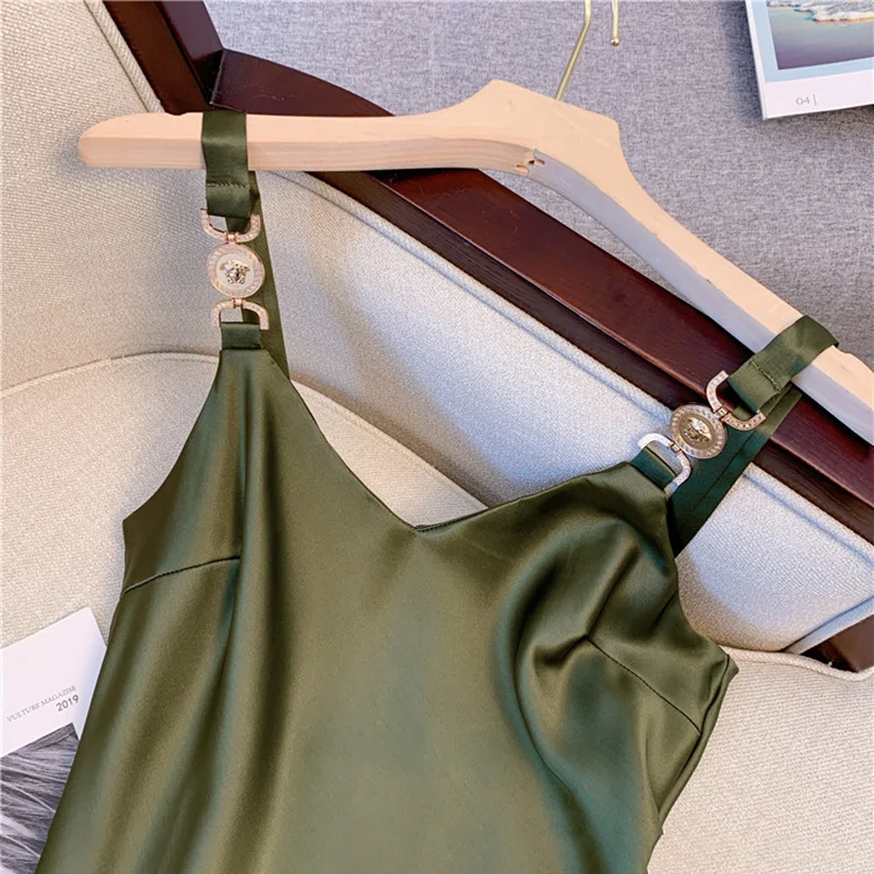 Платье женское атласное с V-образным вырезом и завышенной талией