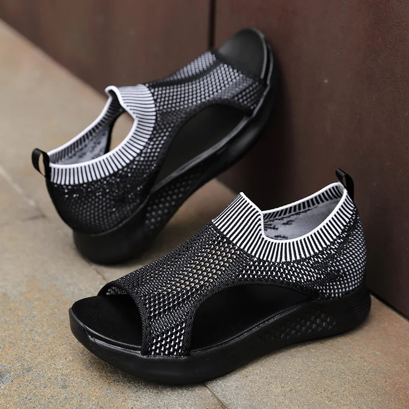 

2022 Summer Soft Sole Lightweight Flying Knit Sandals Fashion Versatile Large Size Women's Shoes Comfortable Classic Beach Shoes