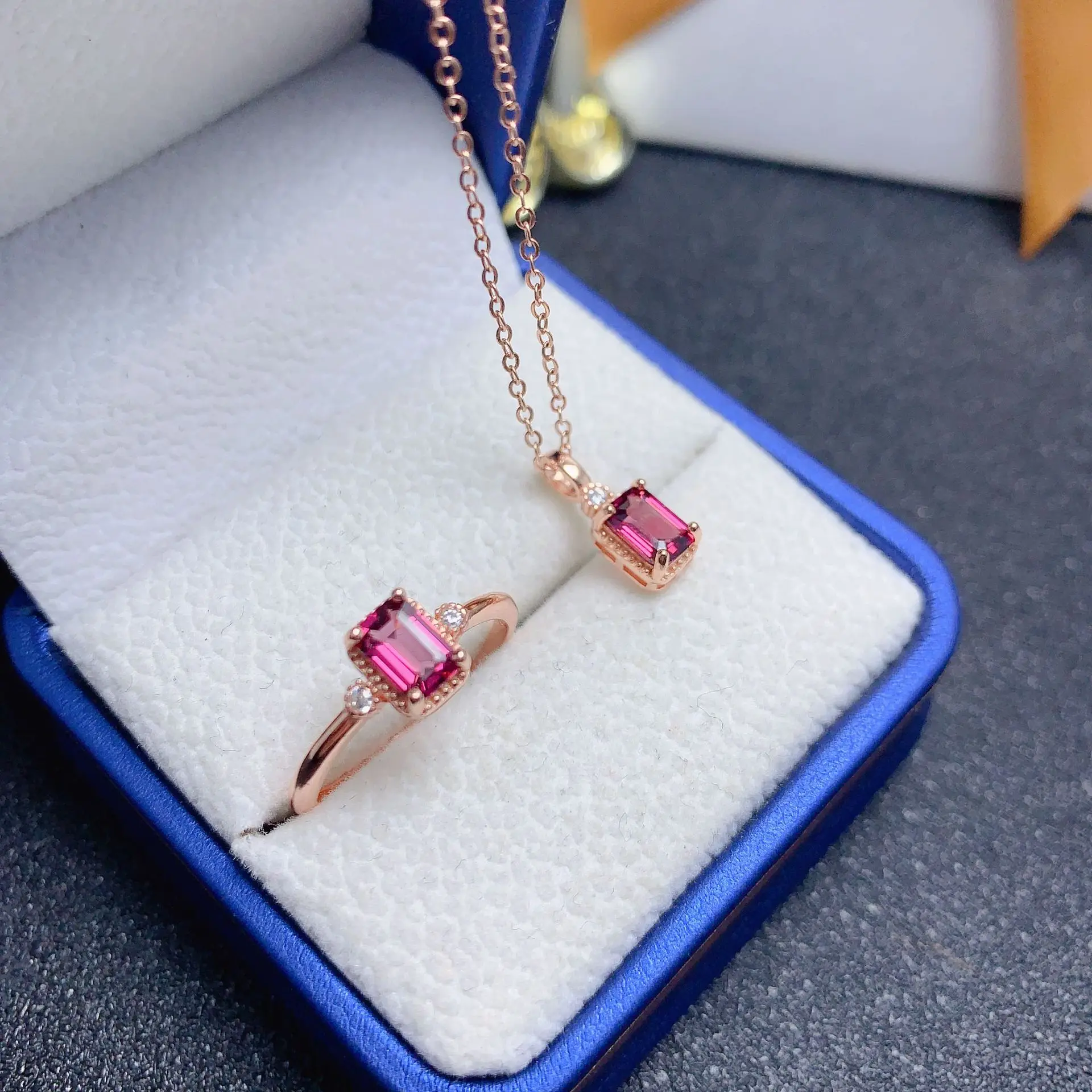 Женский набор украшений с гранатом изумрудной огранки кольцо и ожерелье цвета