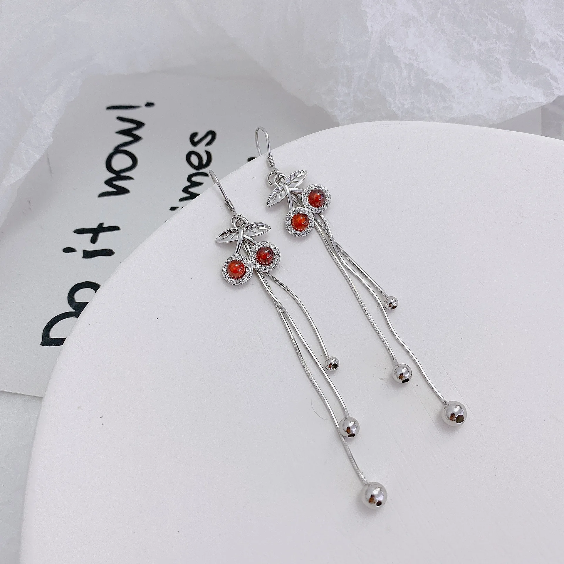 

New 925 sterling silver garnet inlaid earrings and high sense of niche earrings.
