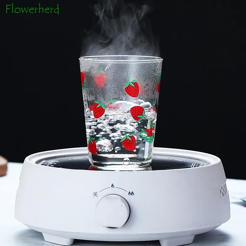 Большая бутылка для воды с соломинкой чашка сока молока на завтрак милая девушка