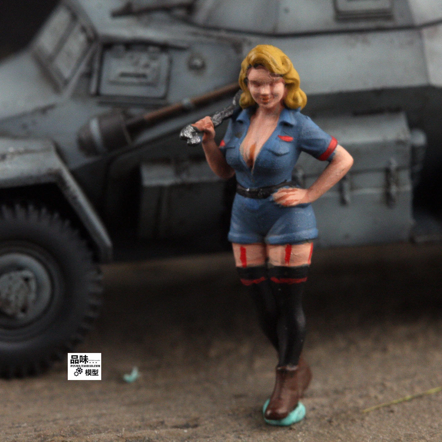 Фото Масштабная модель из смолы 1:72: Немецкая девушка (1 фигура) – аксессуар для сцен, коллекционная модель, подарок для взрослых, классический сувенир, статическая фигурка для демонстрации №1