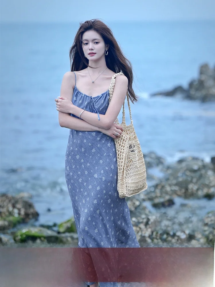 Сливовое приготовленное [летняя ночь] платье на бретельках с цветочным принтом