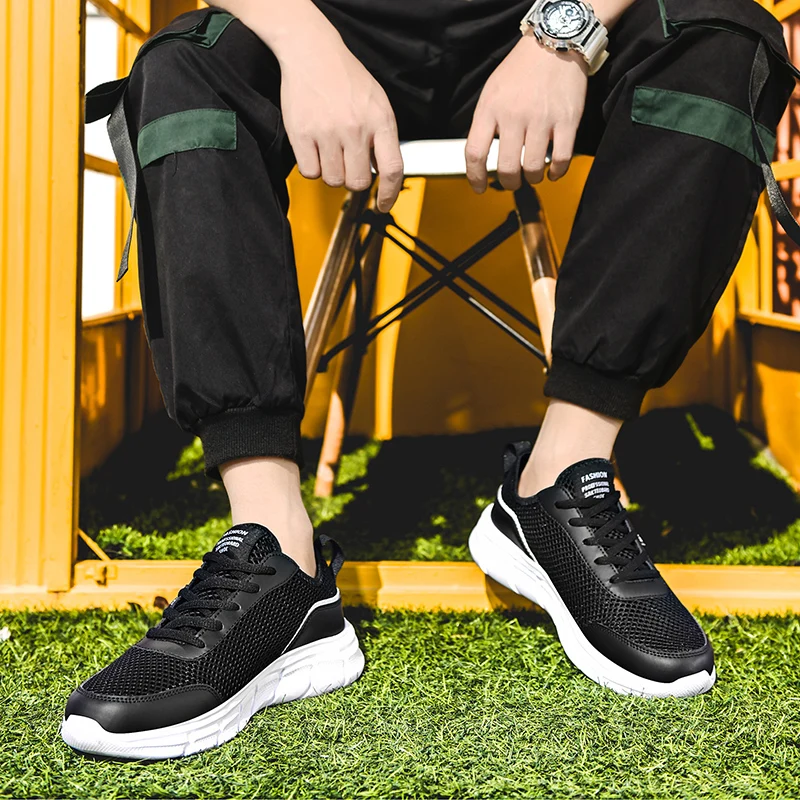 Мужские легкие кроссовки сетчатые на шнуровке лето 2024