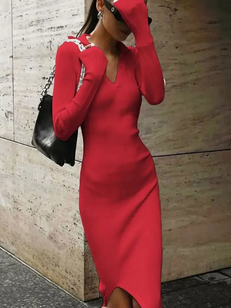 

Женское трикотажное платье-миди с V-образным вырезом