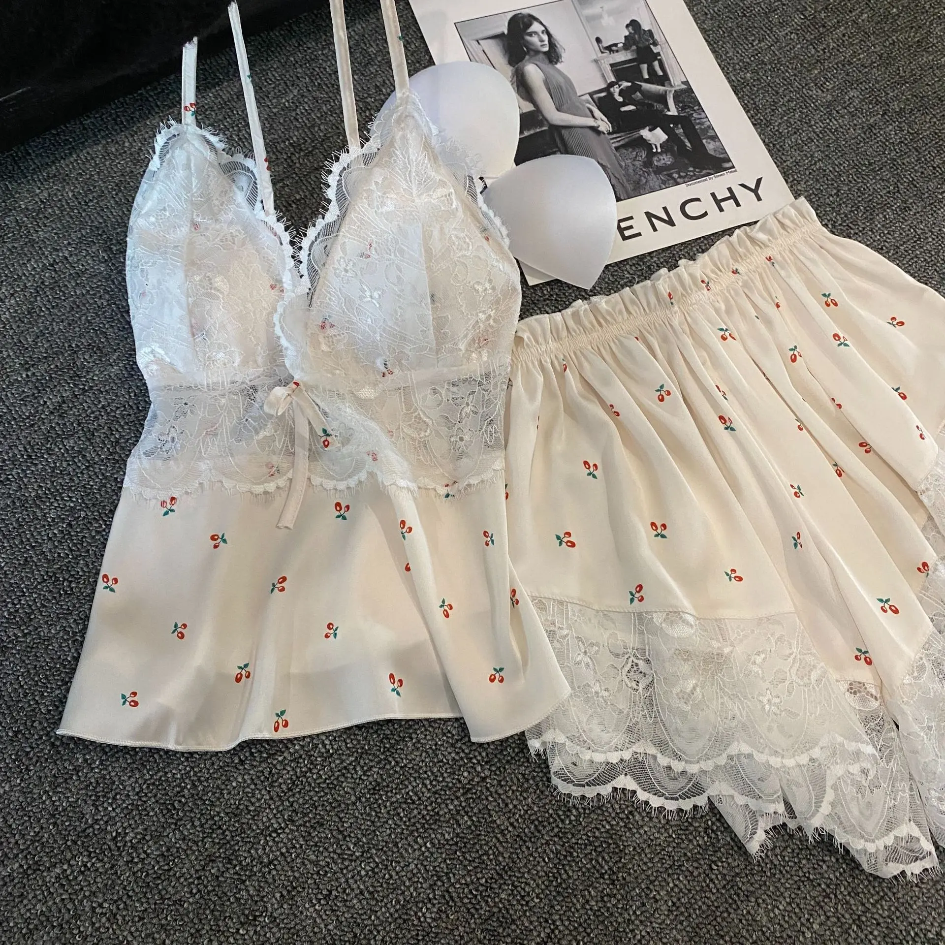 Пижамный комплект Женский Летний из 2 предметов с кружевными подтяжками и