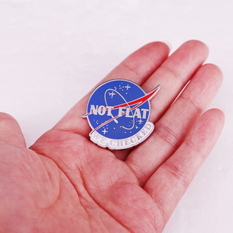 Эмалированная брошь в виде земли