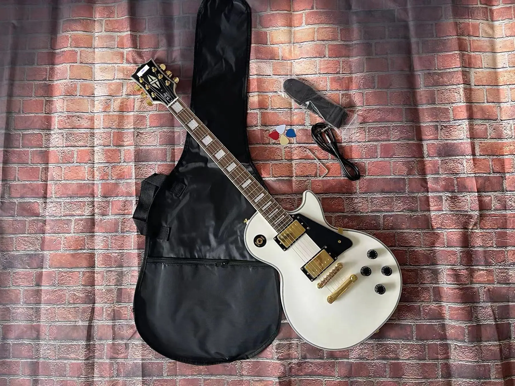 

Лидер продаж, гитара, искусственная, завернутая, высококачественный звукосниматель, четыре громкости, Высококачественная шестиструнная электрогитара