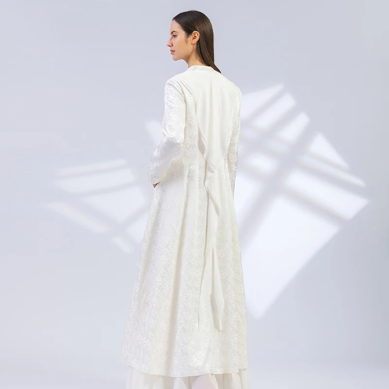 Рисунок 2 - Женский элегантный плащ с оборками Love