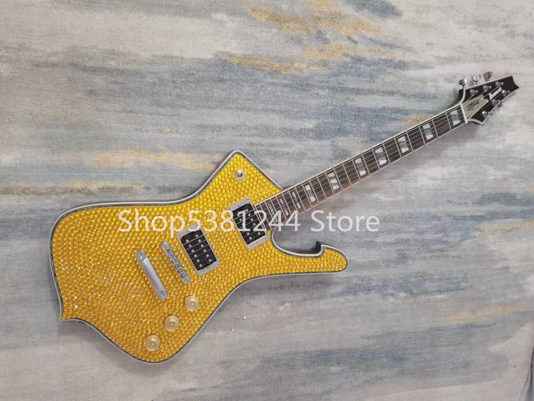 

Six string electric guitar, Diamond inlay on the top layer of the body, rosewood fingerboard, fixed bridge, silver accessories