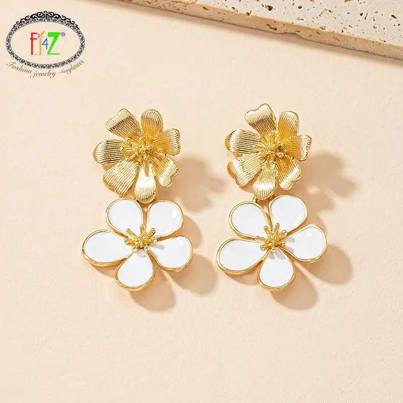 

F.J4Z New 2022 Women's Earrings Fashion Designer Gold & White Flower Dangle Earrings Lady Statement Jewelry Gifts Dropship