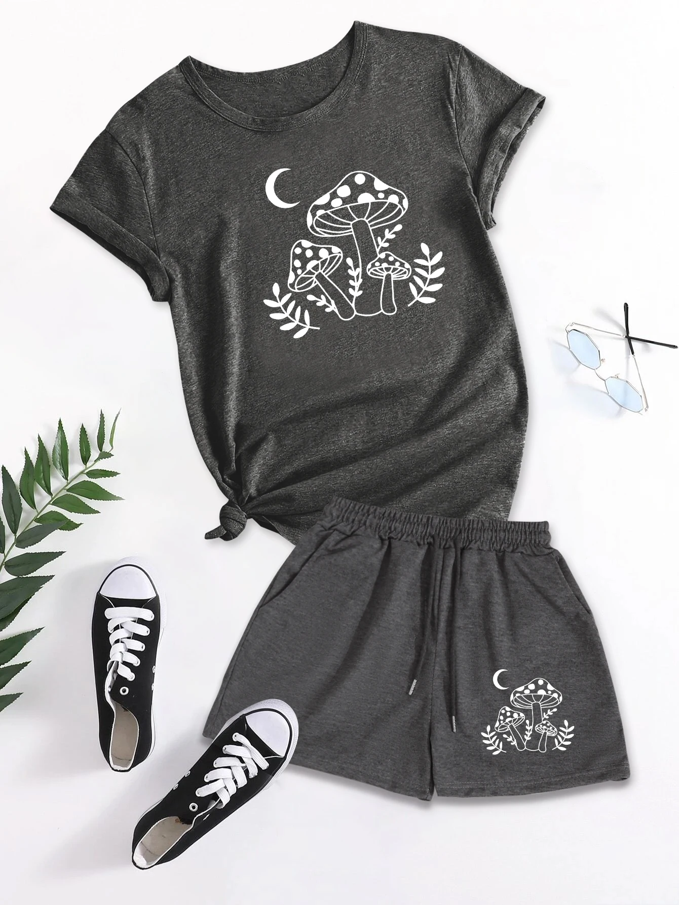 Комплект из двух предметов с принтом футболка коротким рукавом и шорты женская