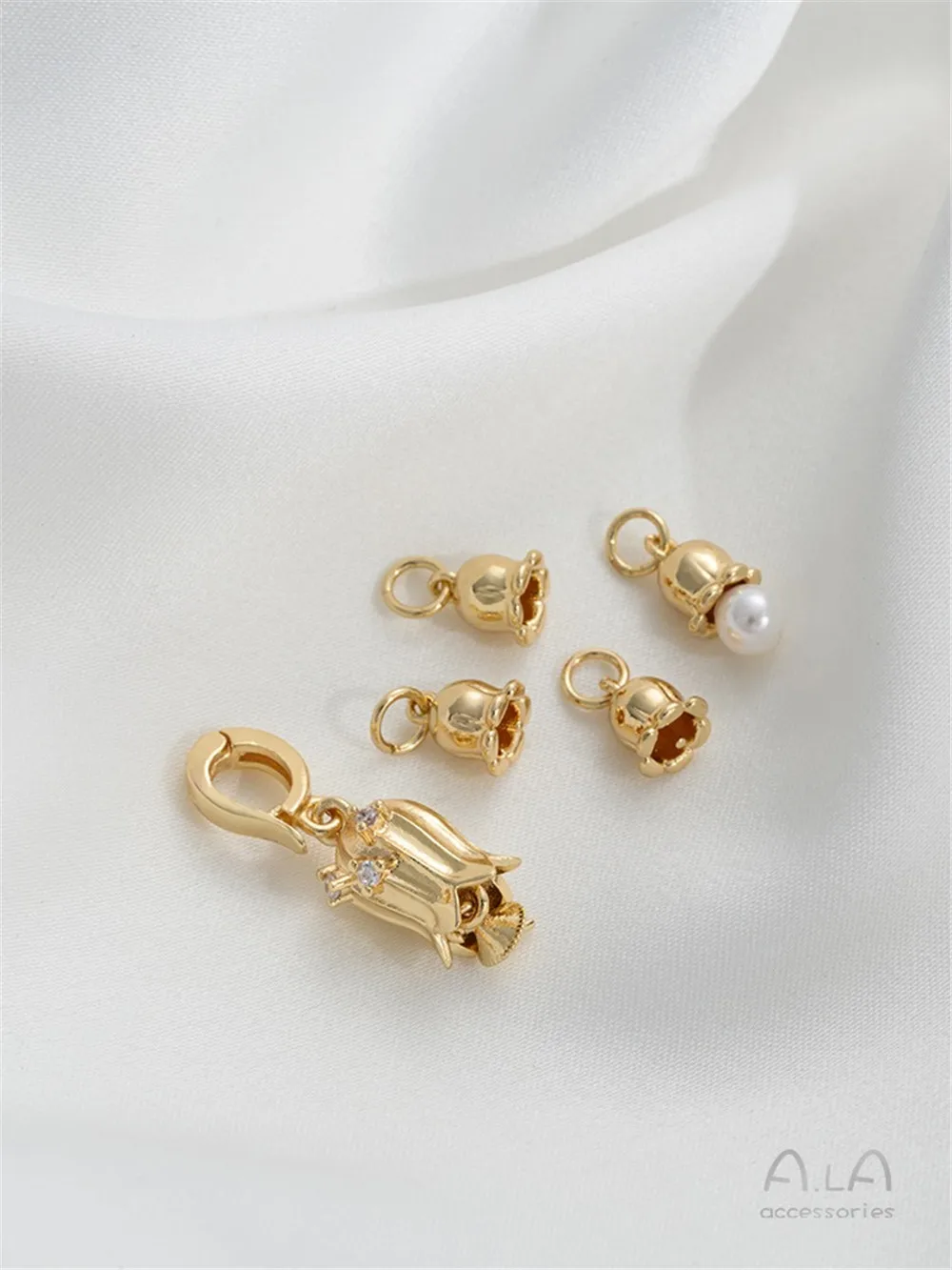 Универсальная пряжка с подвеской-бусиной в виде цветка лилии под золото 14 к