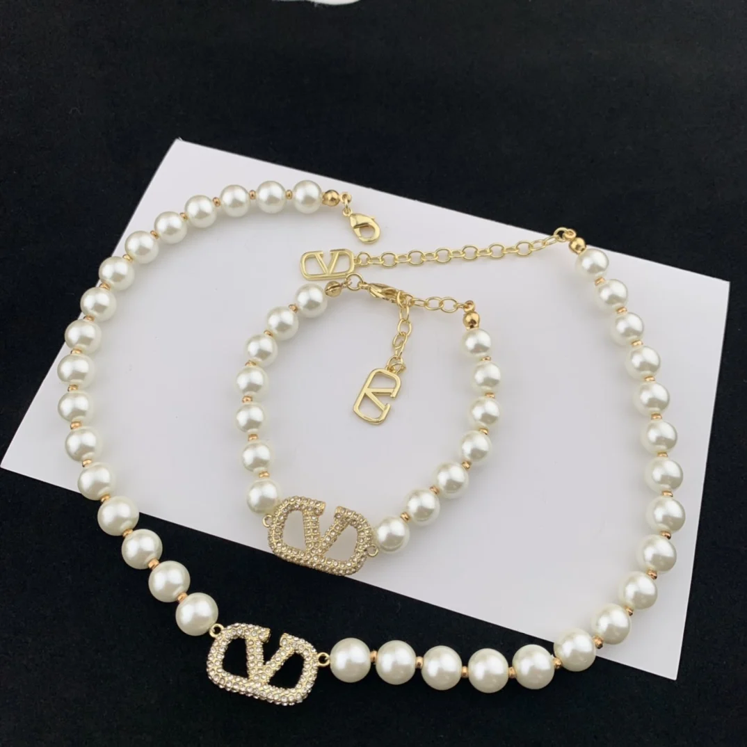 

European and American fashion retro irregular pendant necklace