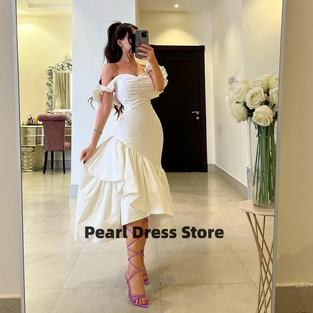 

Винтажное короткое вечернее платье цвета слоновой кости с оборками для выпускного вечера