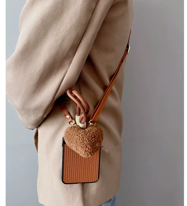 Коричневый плюшевый чехол с сердечками на длинном ремешке петлями для Samsung Galaxy Z