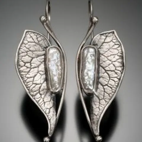 Серьги-подвески серебристого цвета с искусственным жемчугом