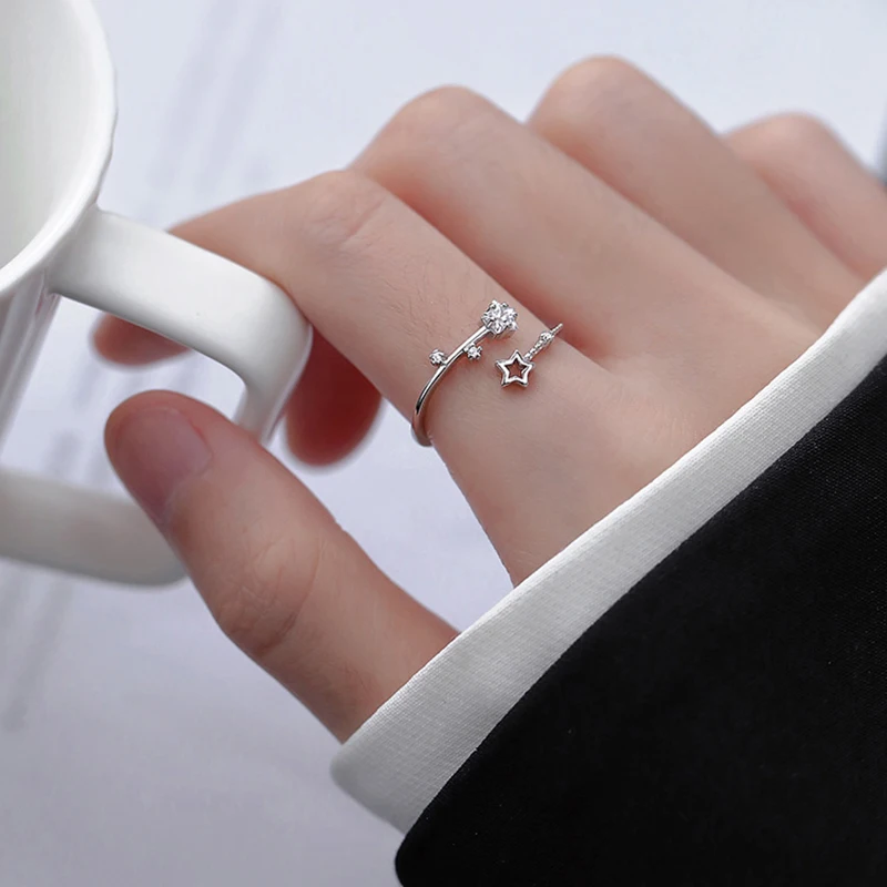 Женское кольцо с пятиконечной звездой цирконом
