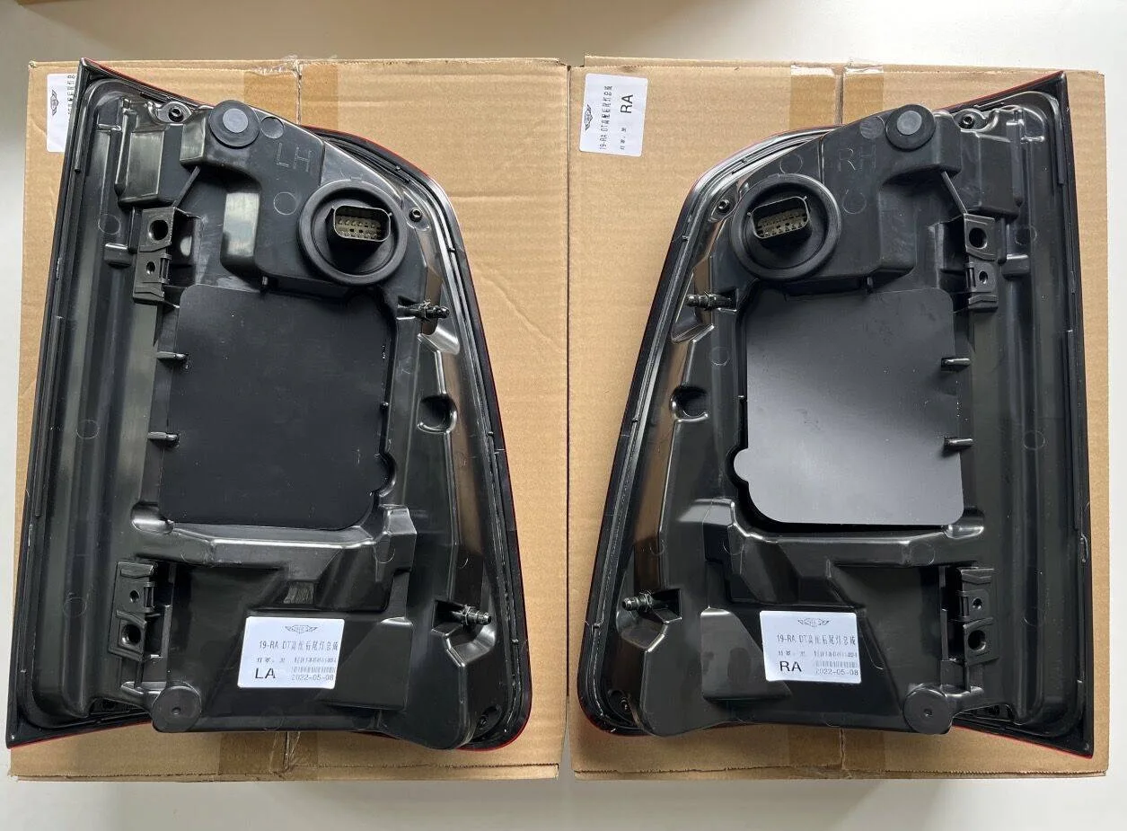 68262531AE 2019-2022 красный задний фонарь с потайными точками без модульной точки для