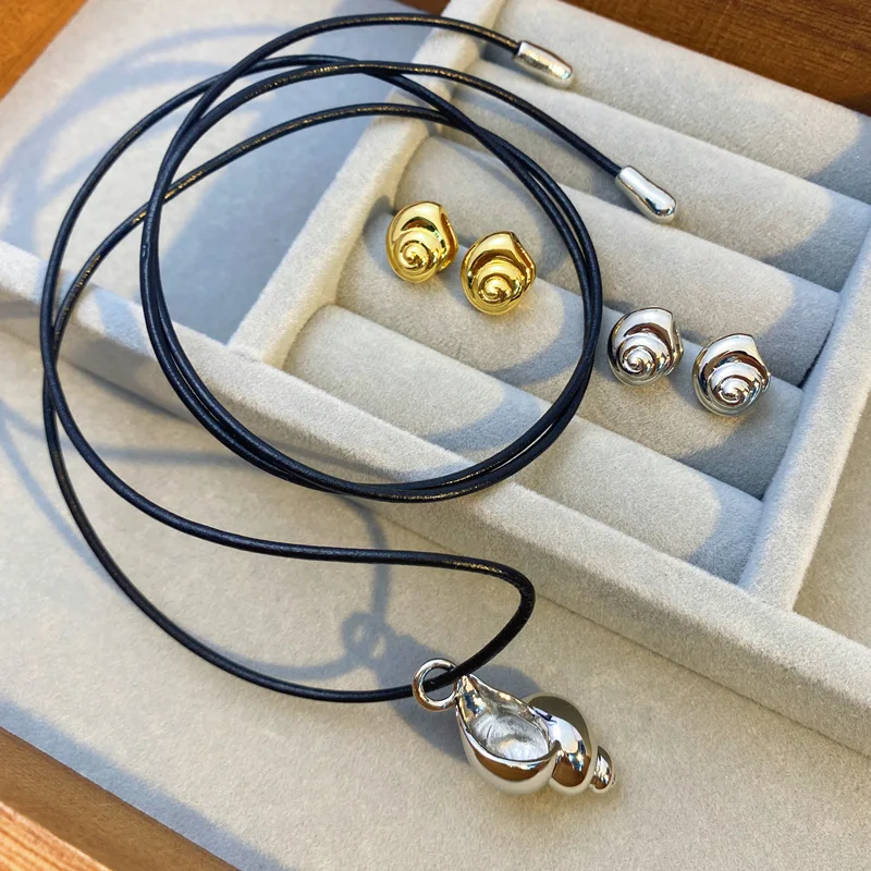 

Brass Stuning Conch shell Necklace Women Jewelry Punk Designer Runway Gown Boho Japan Korean INS Trendy