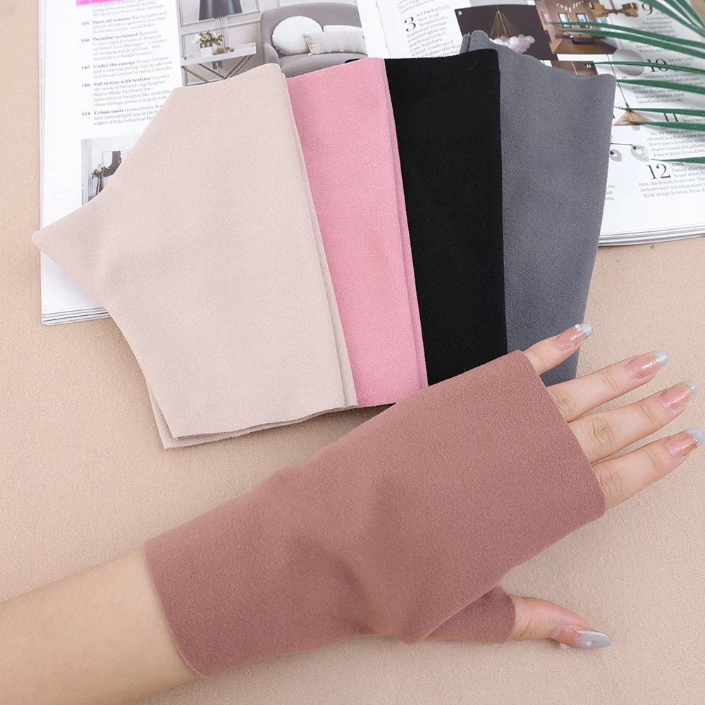 Рисунок 6 - Женские перчатки с открытыми пальцами