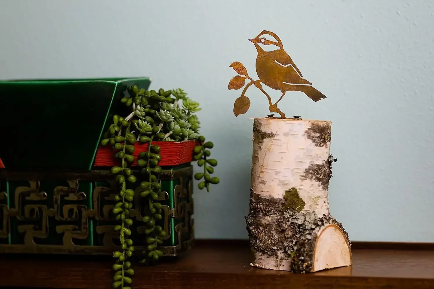 Элегантное украшение сада Chickadee с черной крышкой — изысканное ржавой грацией.