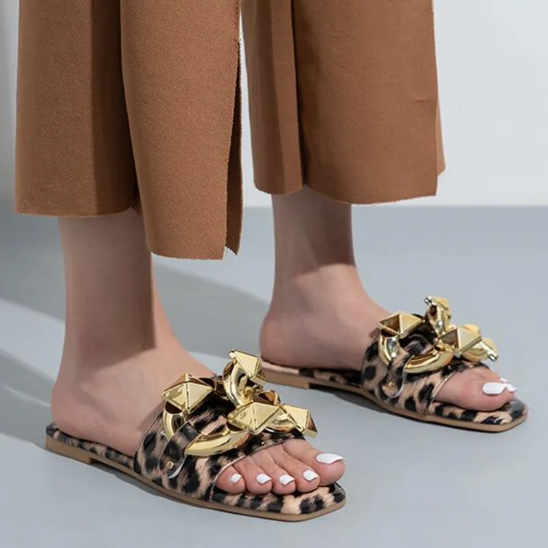 

Сланцы женские с леопардовым принтом, пляжные шлепанцы, плоская подошва, металлическое украшение, летняя обувь, большие размеры