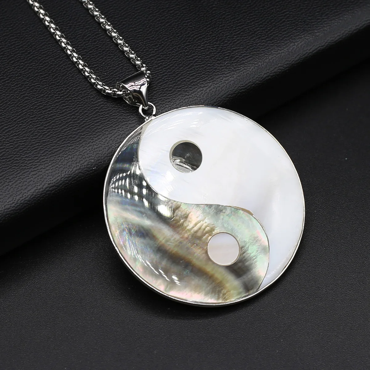 

Natural Shell Splicing Tai Chi Array Reiki Healing Round Metal Chain Pendant Necklace Good Luck Pendant For Family And Friends