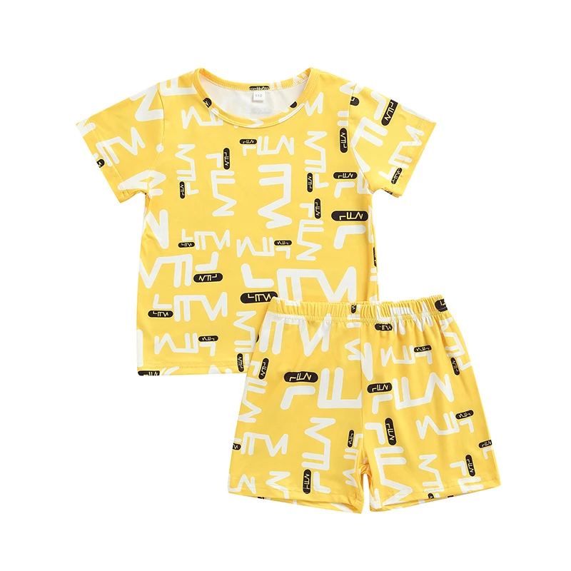 

Футболка с коротким рукавом и круглым вырезом + желтые шорты на резинке