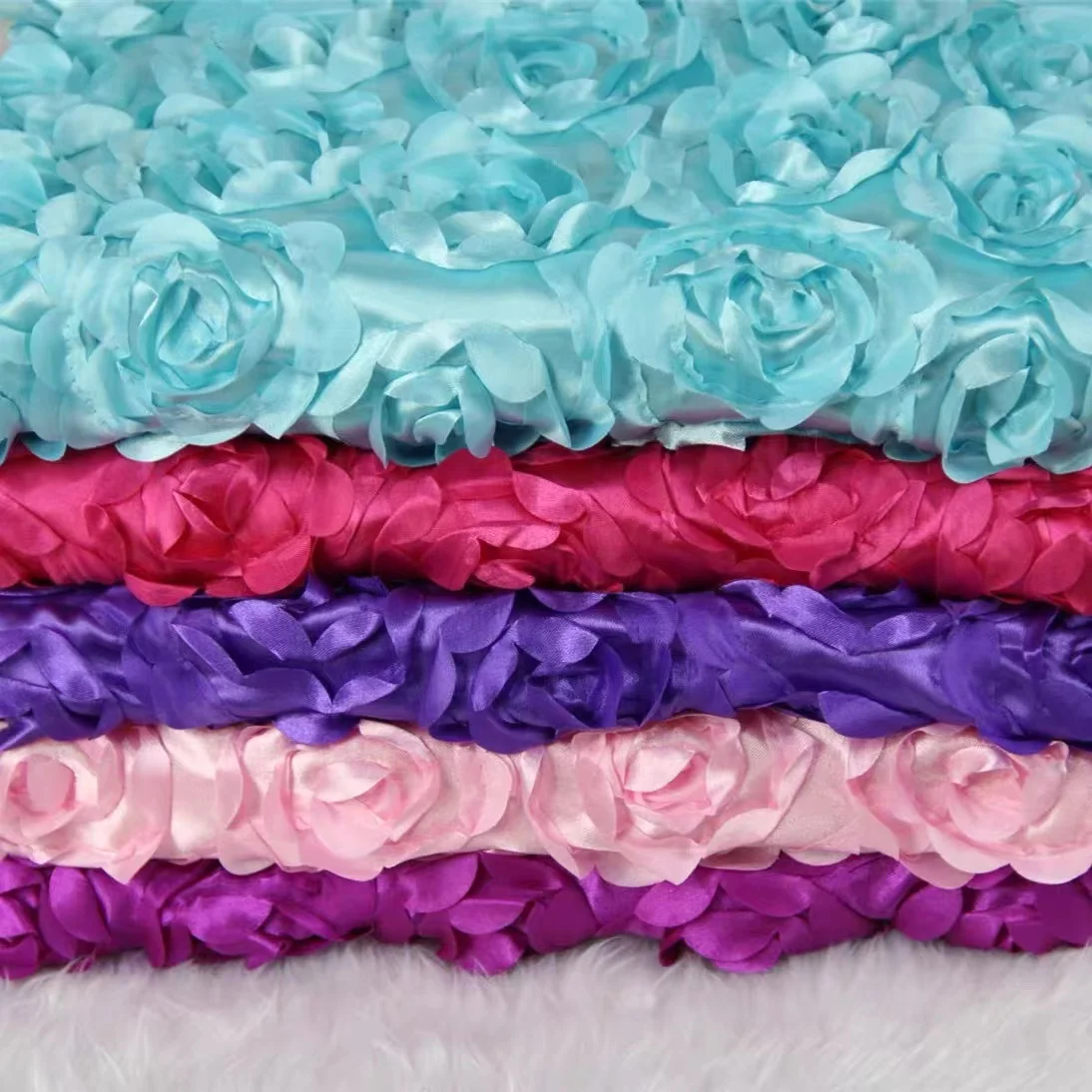 Скатерть атласная прямоугольная с цветочным рисунком 120x180 см