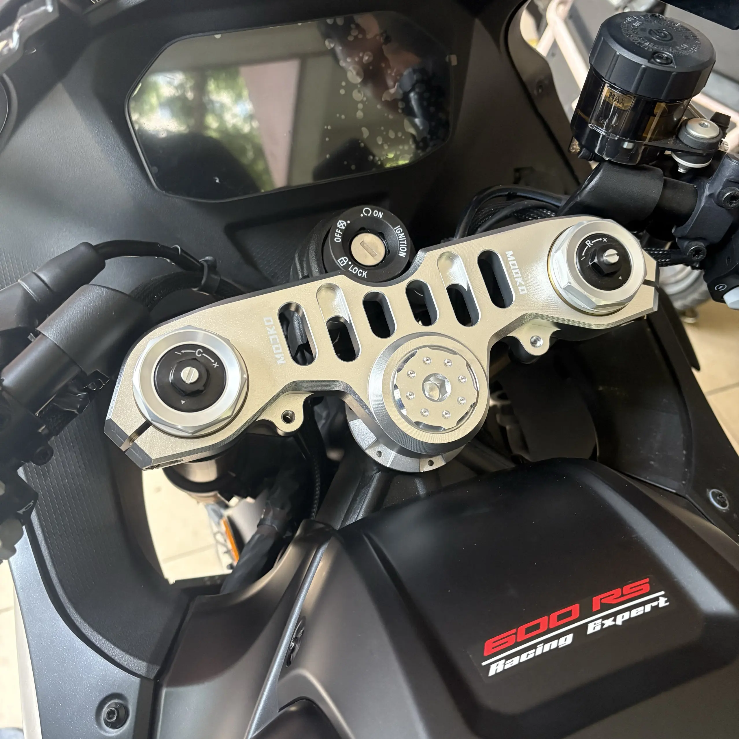 Фото Для мотоцикла QJMOTOR SRK 600 RS/800: аксессуары для модификации, верхний тройной зажим, прочный верхний зажим, стабильное управление. №3