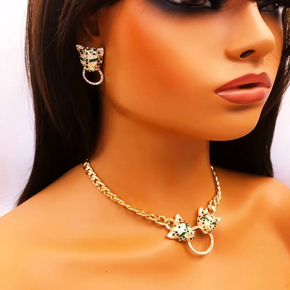 Женское ожерелье с леопардовым рисунком