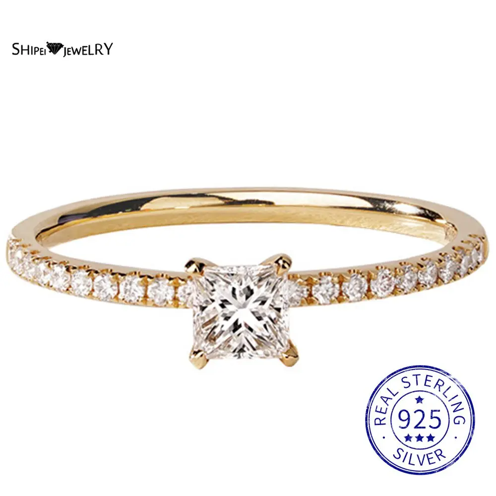 

Shipei 100% 925 Sterling Silver Princess Cut Created Moissanite Gemstone 18K Yellow Gold Engagement Ring For Women Fine Jewelry