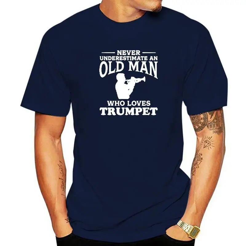 Футболка с надписью Never Underestimate An Old Man Loves труба женская футболка коротким рукавом