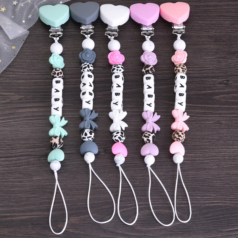 

Custom English Name Baby Nipple Chain Bracelet Set Heart Shape Silicone Pacifier Holder Clip Anti-Drop Teething Nursing Chew Toy