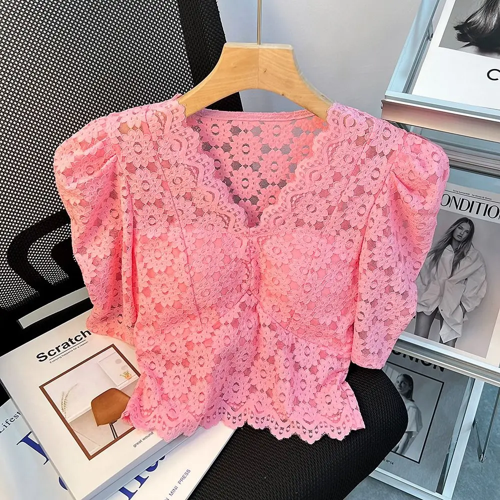 Camiseta de encaje con cuello en V para mujer Top punto a la moda nicho y temamento versatil 2024