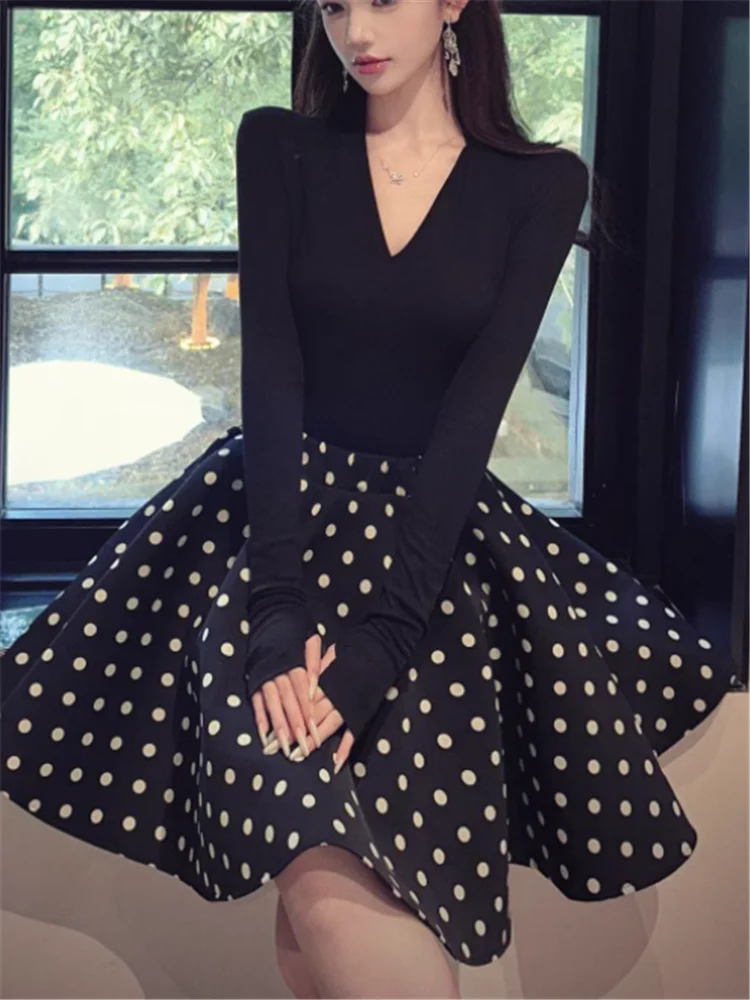 Фото Винтажные черные костюмы Hepburn из 2 предметов, тонкая футболка с v-образным вырезом и длинными рукавами, пышная юбка в горошек с высокой талией, одинаковые комплекты из 2 предметов №3