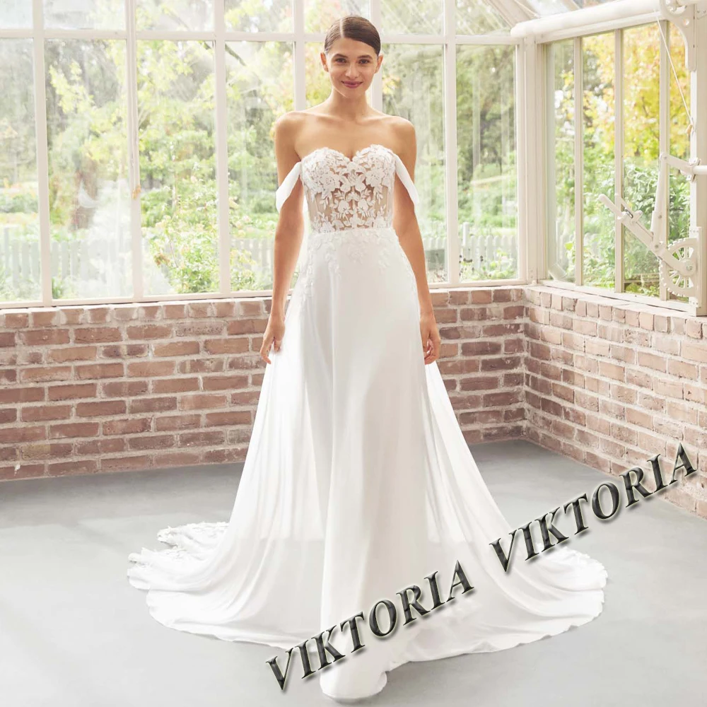 Шифоновое платье с открытыми плечами и пуговицами аппликацией