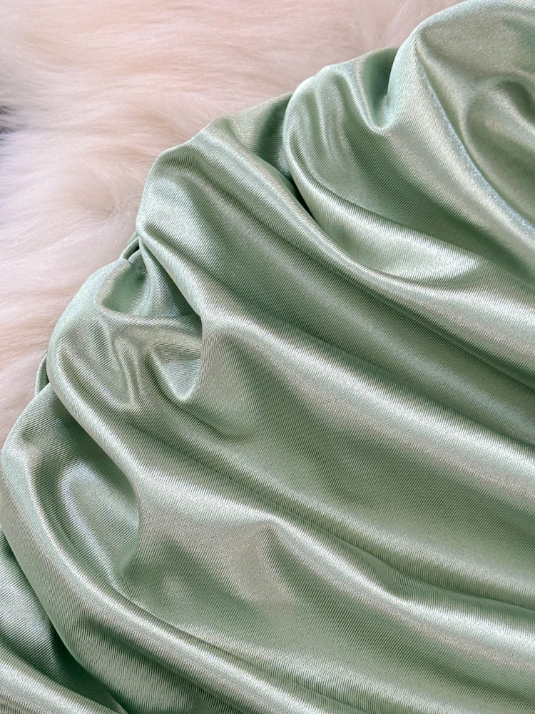 Женское атласное платье без рукавов с открытой спиной