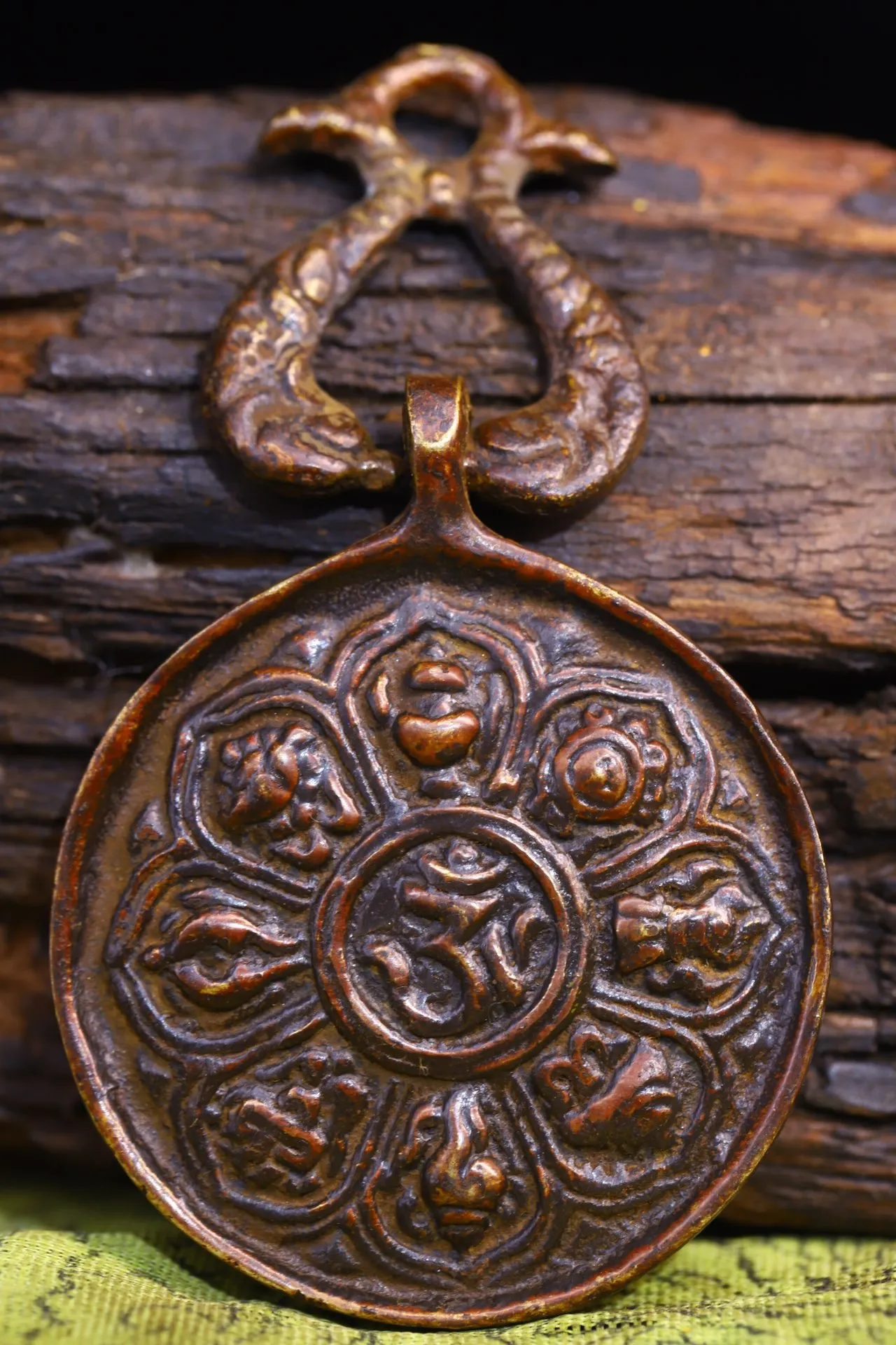 

3"Tibetan Temple Collection Old Bronze Auspicious Eight Treasures Pendant Amulet Dharma Town House Exorcism