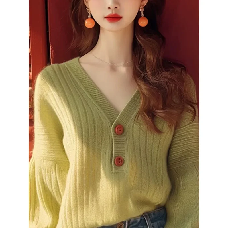 Новинка 2024 женский свитер стильный уменьшающий возраст зеленый вязаный с