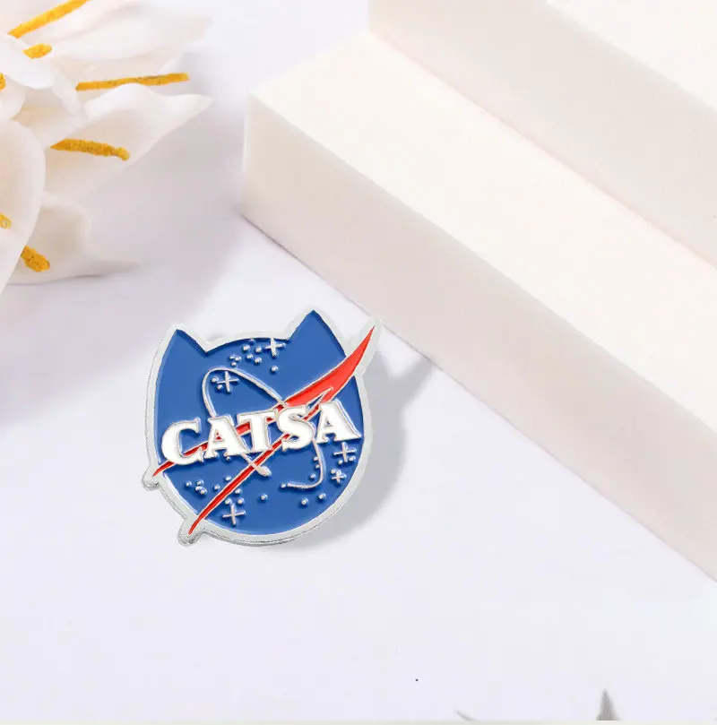 Эмалированная булавка с изображением кошки и планеты на заказ броши звездного